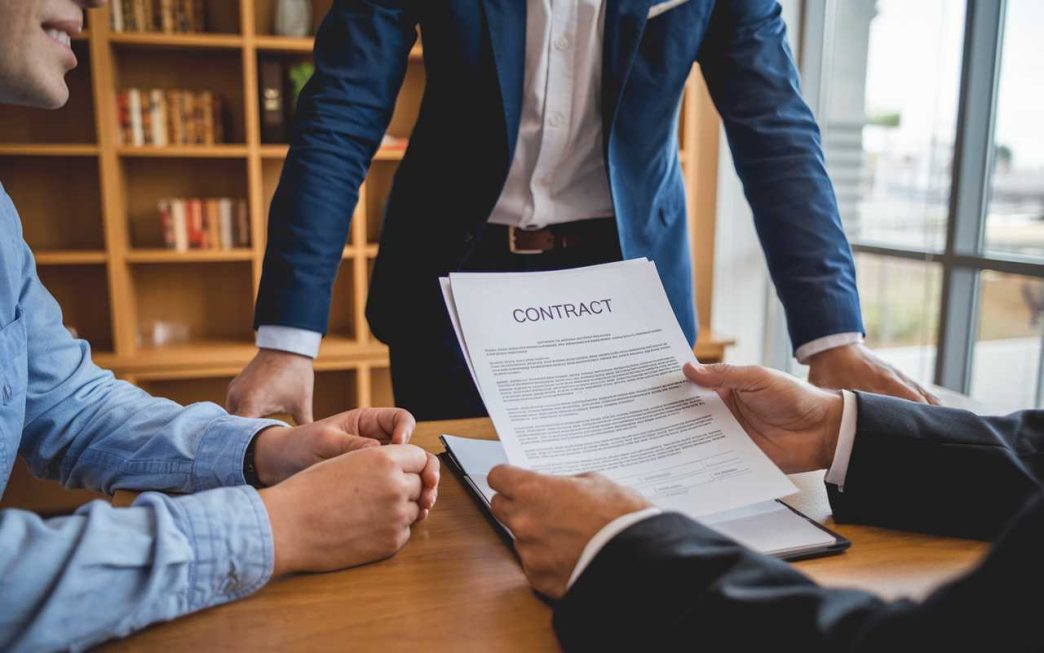 Assurance professionnelle pour prestataires de services : protection essentielle ou simple précaution ?