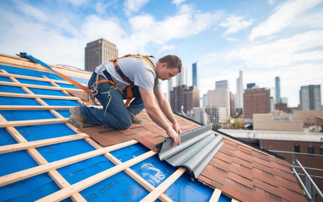 Couvreur : Protégez votre métier avec une RC Pro !