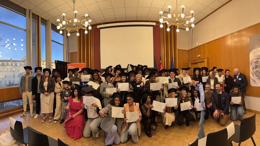 découvrez la promotion 2025 des aides-soignants diplômés à montauban. informations sur les formations, les opportunités d'emploi et les aides disponibles.